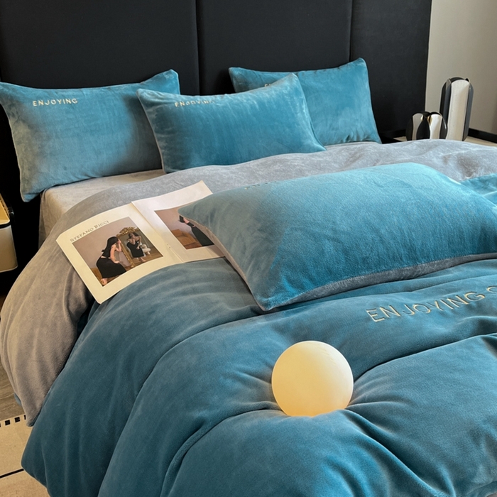 91家纺网 家纺一手货源 找家纺 澳梵家居 2024新款牛奶绒刺绣四件套--【山岚系列】 莱茵蓝拼灰