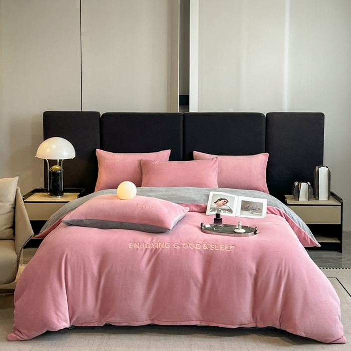 91家纺网 家纺一手货源 找家纺 澳梵家居 2024新款牛奶绒刺绣四件套--【山岚系列】 豆沙红拼灰