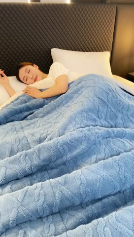 91家纺网 家纺一手货源 找家纺 澳梵家居 2024新款三层夹棉加厚塔肤绒毛毯 雾霾蓝-白