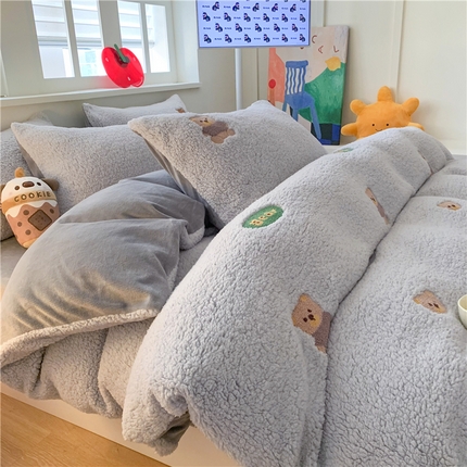 91家纺网 家纺一手货源 找家纺 2025新款高克重加厚羊羔绒牛奶绒四件套 小熊灰