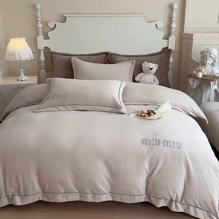 91家纺网 家纺一手货源 找家纺 梵克保罗  2024新款高克重9斤婴儿绒轻奢刺绣织带四件套 米驼色