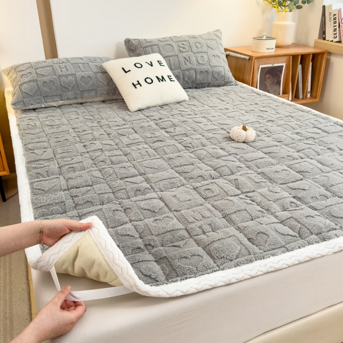 91家纺网 家纺一手货源 找家纺 希廷顿 2024新款高克重塔芙绒床护垫 爱心-绅士灰