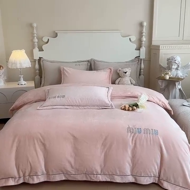 91家纺网 家纺一手货源 找家纺 梵克保罗  2024新款高克重9斤婴儿绒轻奢刺绣织带四件套 樱花粉