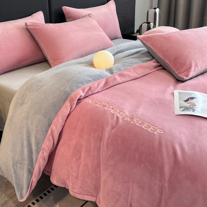 91家纺网 家纺一手货源 找家纺 澳梵家居 2024新款牛奶绒刺绣四件套--【山岚系列】 豆沙红拼灰