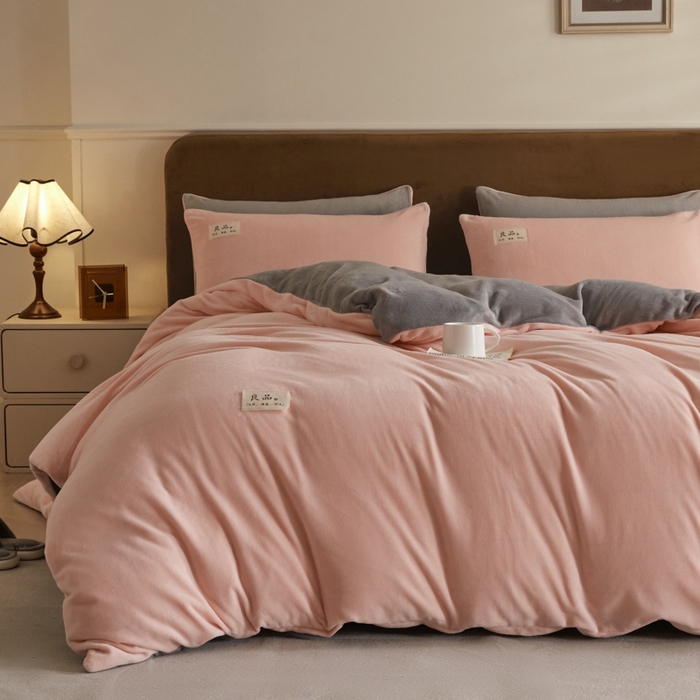 91家纺网 家纺一手货源 找家纺 澳梵家居 2024新款牛奶绒素色双拼四件套--【暖茶系列】 暖茶-温柔粉