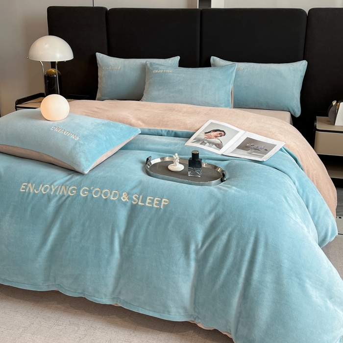 91家纺网 家纺一手货源 找家纺 澳梵家居 2024新款牛奶绒刺绣四件套--【山岚系列】 黛蓝拼卡其