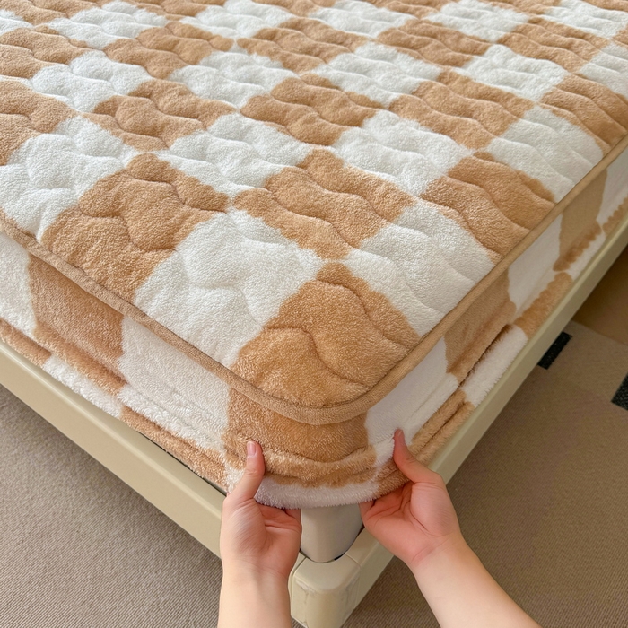 91家纺网 家纺一手货源 找家纺 2024秋冬北极绒加厚夹棉床笠三件套印花泰迪绒床垫保护套罩-格子条纹系（暖光图）棋盘格-奶咖