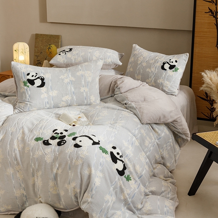 91家纺网 家纺一手货源 找家纺 蜜柚 2024新款230克全消光色烂牛奶绒毛巾绣四件套 熊猫仔-灰