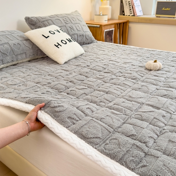 91家纺网 家纺一手货源 找家纺 希廷顿 2024新款高克重塔芙绒床护垫 爱心-绅士灰