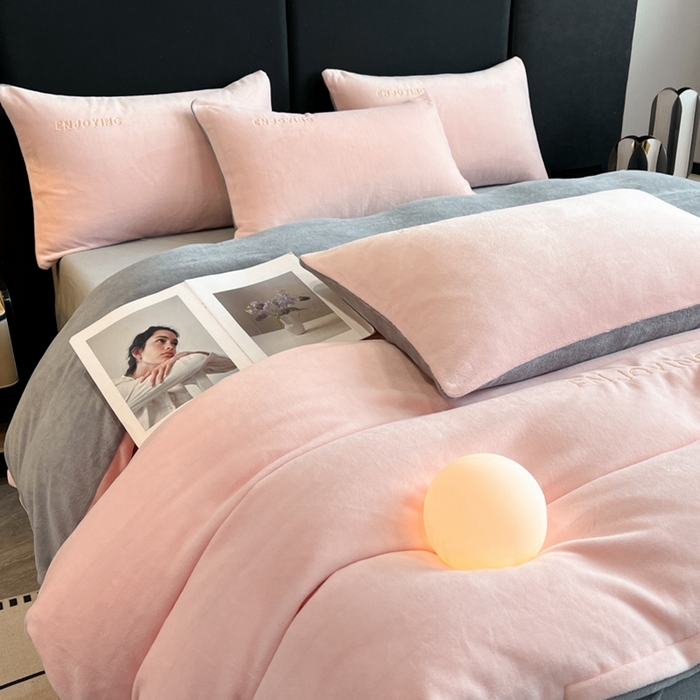 91家纺网 家纺一手货源 找家纺 澳梵家居 2024新款牛奶绒刺绣四件套--【山岚系列】 温柔粉拼灰