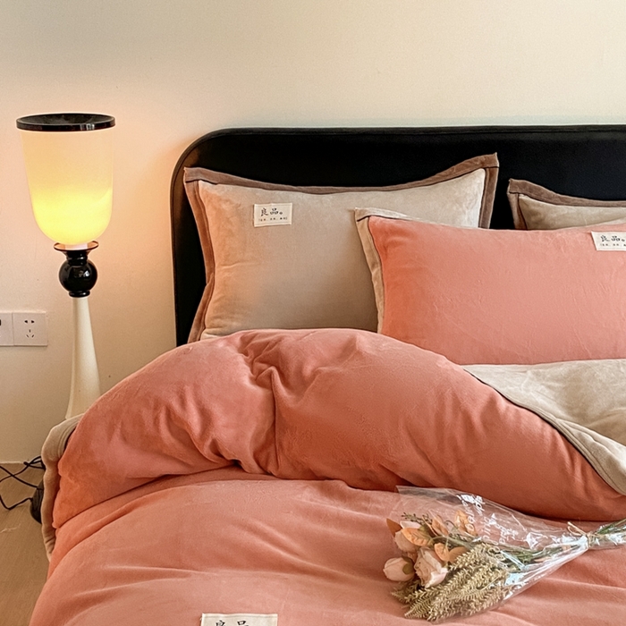 91家纺网 家纺一手货源 找家纺 澳梵家居 2024新款牛奶绒包边嵌绳款双拼四件套 橙色拼米咖