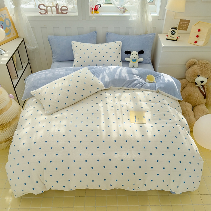 91家纺网 家纺一手货源 找家纺 2024新款高克重亲肤牛奶绒四件套-场景一 蓝爱心