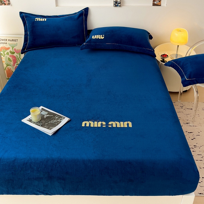91家纺网 家纺一手货源 找家纺 言熙居 2024新款牛奶绒刺绣纯色360度全包床笠三件套 喵喵-深蓝