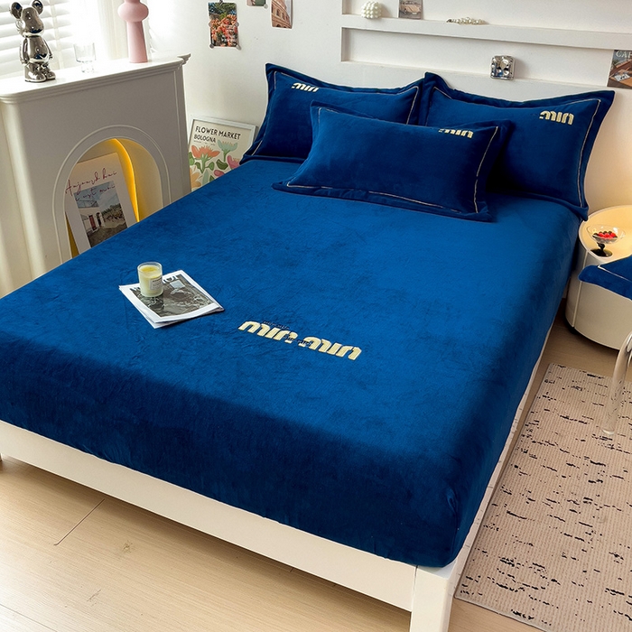 91家纺网 家纺一手货源 找家纺 言熙居 2024新款牛奶绒刺绣纯色360度全包床笠三件套 喵喵-深蓝