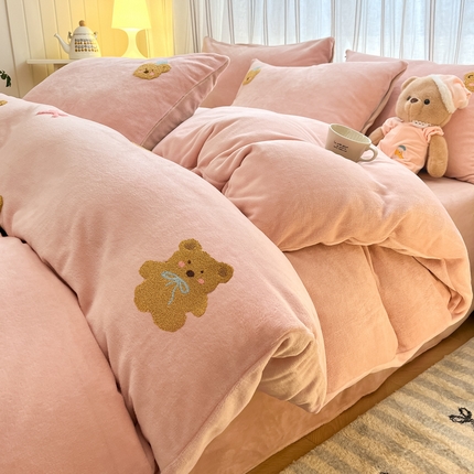 91家纺网 家纺一手货源 找家纺 首尔家纺 2024新款卡通牛奶绒毛巾绣四件套 小棕熊-粉