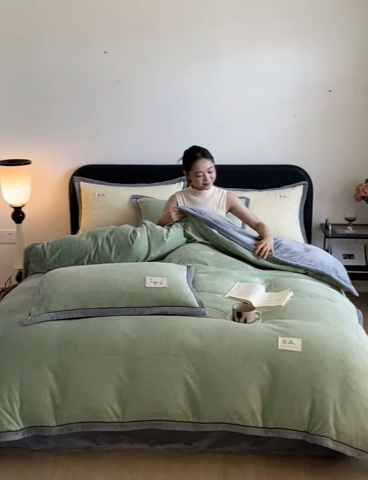 91家纺网 家纺一手货源 找家纺 澳梵家居 2024新款牛奶绒包边嵌绳款双拼四件套 清新绿配星际灰