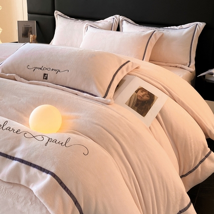 万盛家纺 2025新款牛奶绒织带宽边绣花四件套 悠悠粉