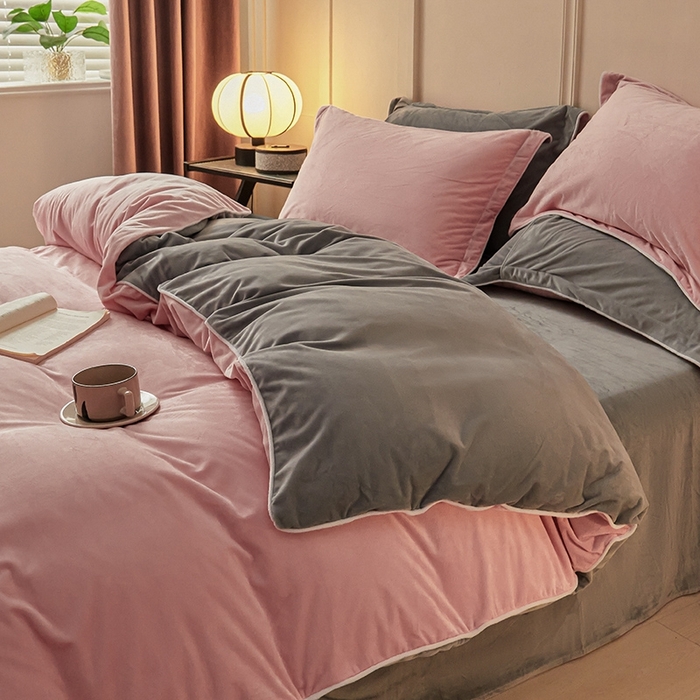 91家纺网 家纺一手货源 找家纺 澳梵家居 澳梵家居 2024新款A类宝宝绒嵌绳款四件套--【雅致系列】 浅粉+灰