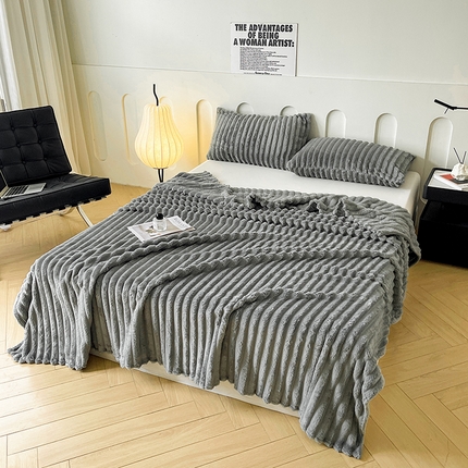 91家纺网 家纺一手货源 找家纺 航途席业 2025新款仿兔毛抽条毛毯牛奶绒毛毯午睡毯（可供跨境电商） 高级灰