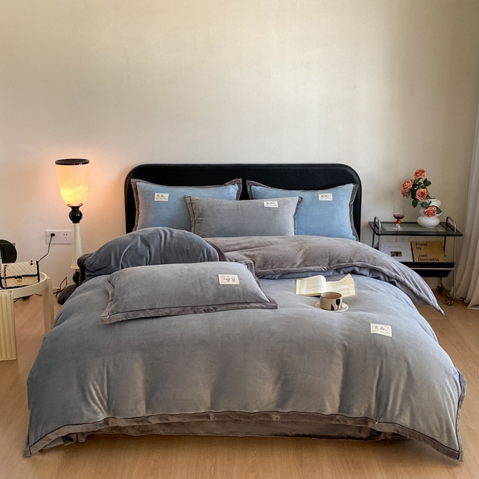 91家纺网 家纺一手货源 找家纺 澳梵家居 2024新款牛奶绒包边嵌绳款双拼四件套 星际灰拼古典灰