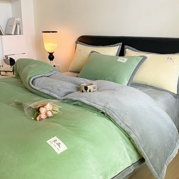 91家纺网 家纺一手货源 找家纺 澳梵家居 2024新款牛奶绒包边嵌绳款双拼四件套 清新绿配星际灰