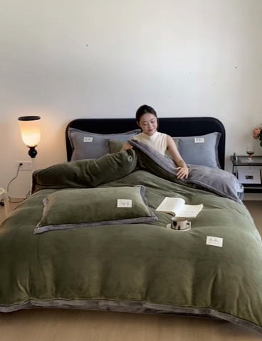 91家纺网 家纺一手货源 找家纺 澳梵家居 2024新款牛奶绒包边嵌绳款双拼四件套 橄榄绿拼星际灰