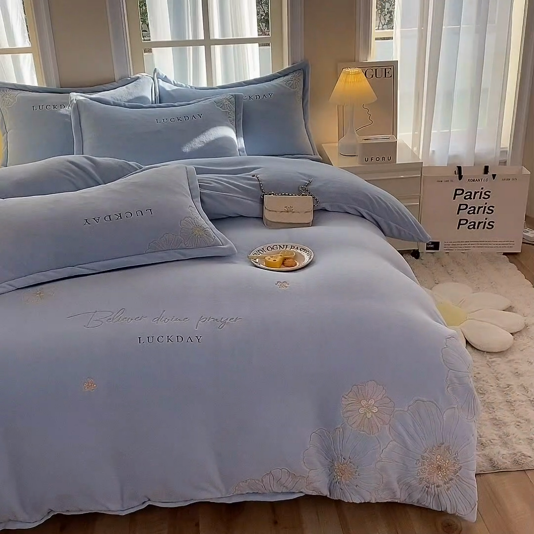 91家纺网 家纺一手货源 找家纺 绒棉世家 2025新款高端牛奶绒刺绣四件套-莫奈花园系列 莫奈花园-天蓝色