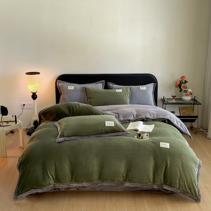 91家纺网 家纺一手货源 找家纺 澳梵家居 2024新款牛奶绒包边嵌绳款双拼四件套 橄榄绿拼星际灰