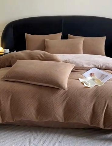 91家纺网 家纺一手货源 找家纺 2024新款立体浮雕保暖加厚牛奶绒四件套 似水流年