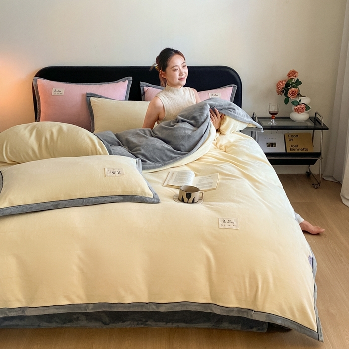 91家纺网 家纺一手货源 找家纺 澳梵家居 2024新款牛奶绒包边嵌绳款双拼四件套 嫩黄拼星际灰