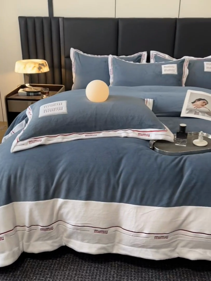 91家纺网 家纺一手货源 找家纺 苏木年华 2024新款无印良品风230克全消光牛奶绒大拼角压线刺绣四件套-塔莉 塔莉-深蓝