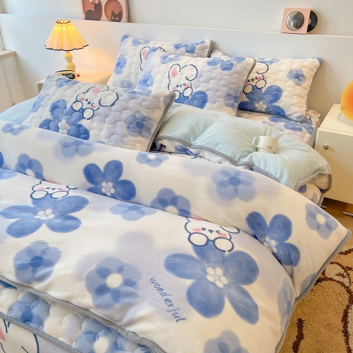 91家纺网 家纺一手货源 找家纺 2024新款A类牛奶绒包边款加厚保暖被套-印花款（机包边款）蓓蕾兔-兰