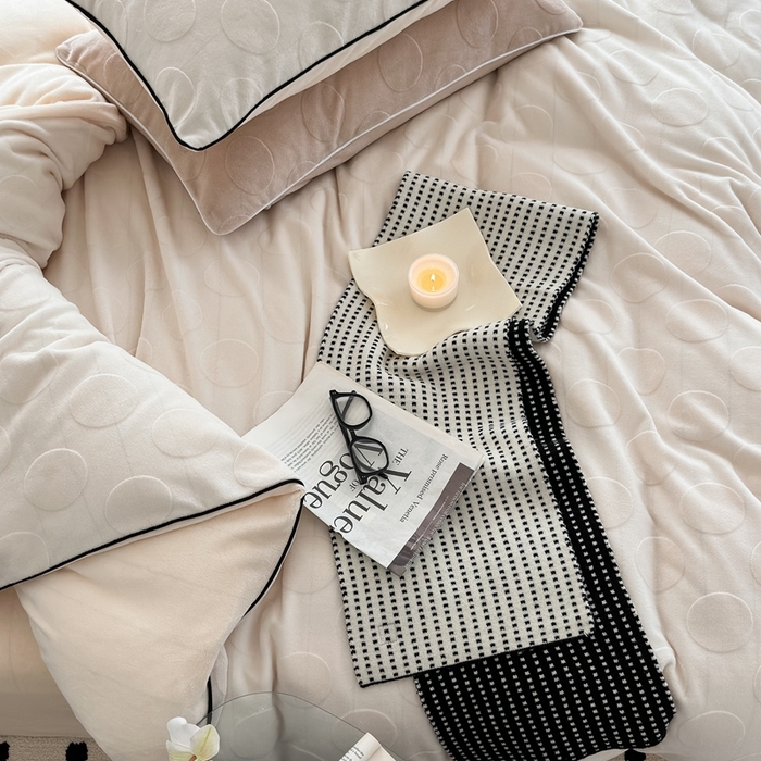 91家纺网 家纺一手货源 找家纺 潘朵拉家纺 2024新款雕花波点系列牛奶绒四件套 波尔卡-奶白