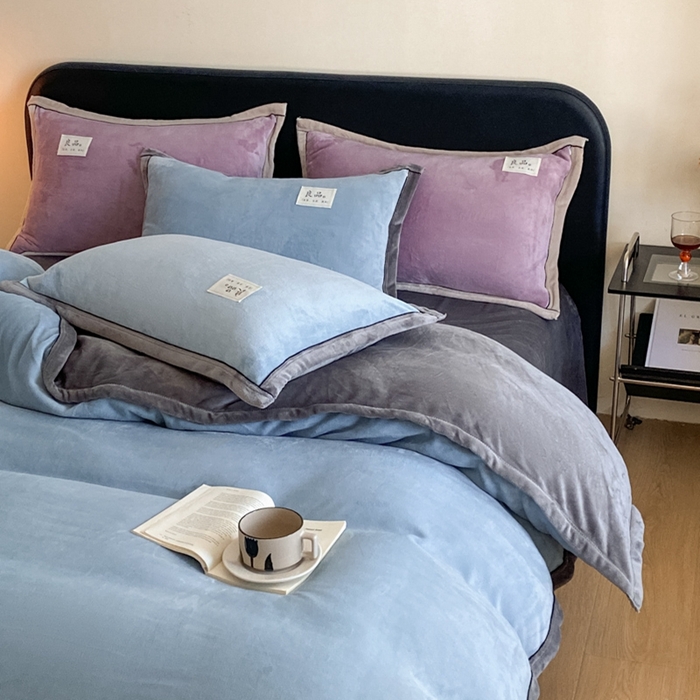 91家纺网 家纺一手货源 找家纺 澳梵家居 2024新款牛奶绒包边嵌绳款双拼四件套 柔情蓝拼星际灰