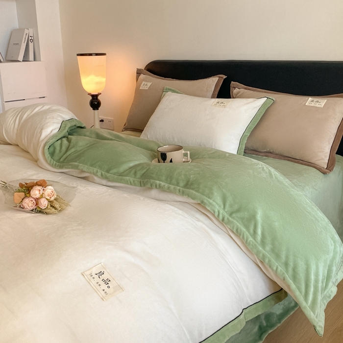 91家纺网 家纺一手货源 找家纺 澳梵家居 2024新款牛奶绒包边嵌绳款双拼四件套 奶白拼清新绿