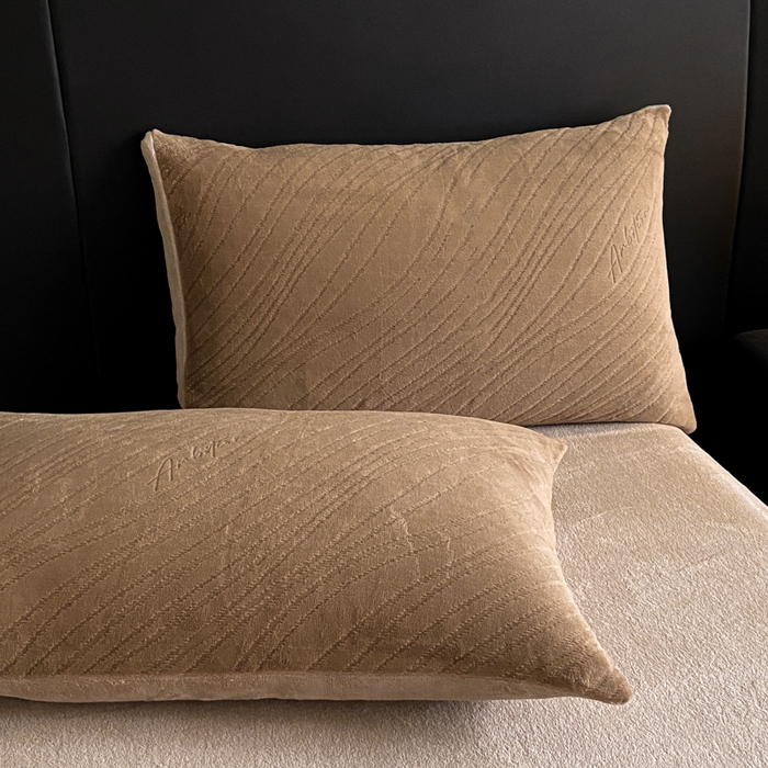 91家纺网 家纺一手货源 找家纺 2024新款立体浮雕保暖加厚牛奶绒四件套 似水流年