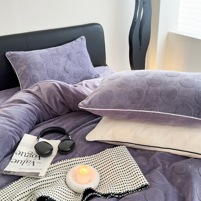 91家纺网 家纺一手货源 找家纺 潘朵拉家纺 2024新款雕花波点系列牛奶绒四件套 波尔卡-暗夜紫