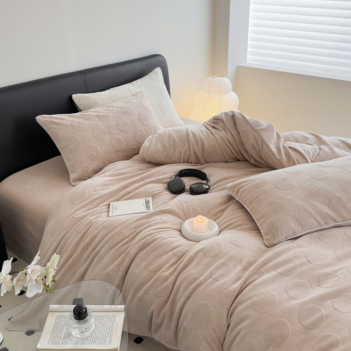 91家纺网 家纺一手货源 找家纺 潘朵拉家纺 2024新款雕花波点系列牛奶绒四件套 波尔卡-奶驼