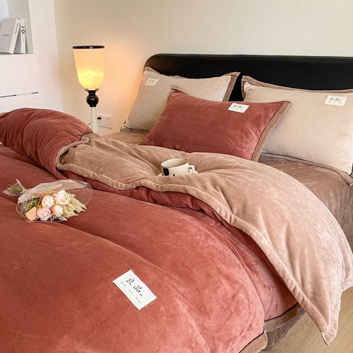 91家纺网 家纺一手货源 找家纺 澳梵家居 2024新款牛奶绒包边嵌绳款双拼四件套 晨曦红拼浅驼