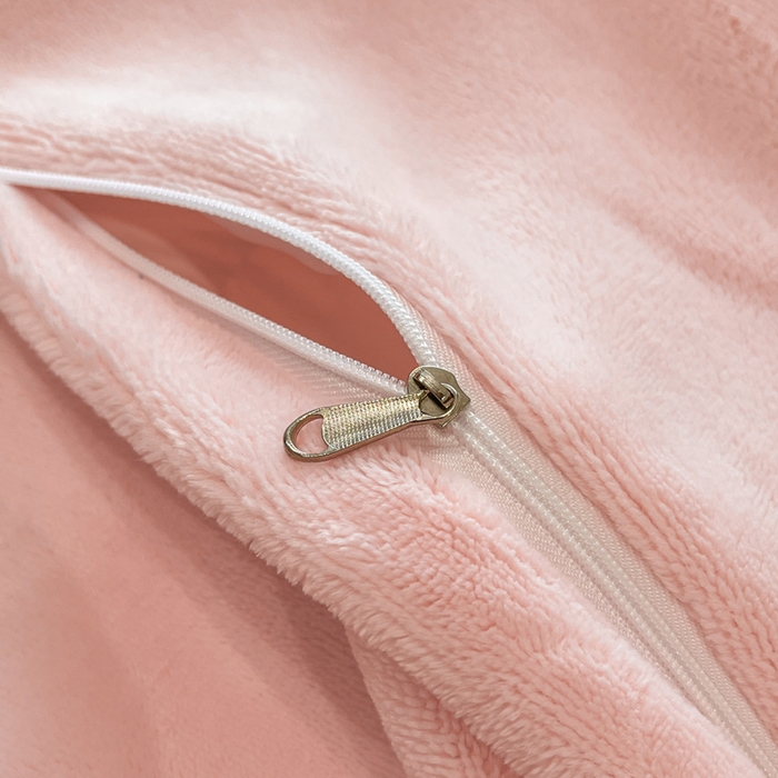 91家纺网 家纺一手货源 找家纺 苏木年华 2024新款无印良品风230克全消光牛奶绒大拼角压线刺绣四件套-塔莉 塔莉-粉