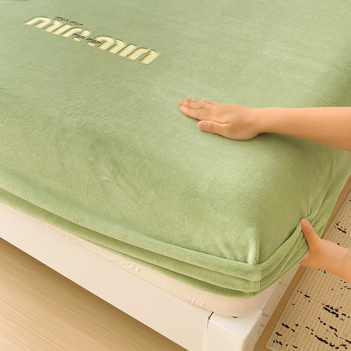 91家纺网 家纺一手货源 找家纺 言熙居 2024新款牛奶绒刺绣纯色360度全包床笠三件套 喵喵-绿