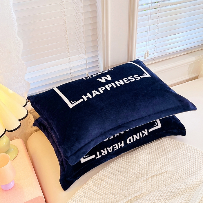 91家纺网 家纺一手货源 找家纺 梦舒羽 2025新款冬季法莱绒枕套牛奶绒枕头套单人宿舍珊瑚绒枕芯套 开心一刻