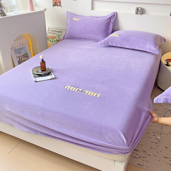 91家纺网 家纺一手货源 找家纺 言熙居 2024新款牛奶绒刺绣纯色360度全包床笠三件套 喵喵-紫