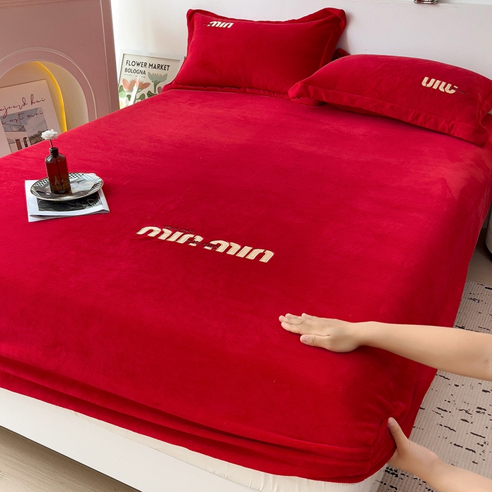 91家纺网 家纺一手货源 找家纺 言熙居 2024新款牛奶绒刺绣纯色360度全包床笠三件套 喵喵-红