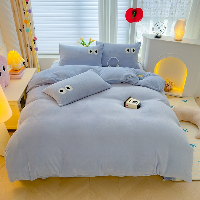 91家纺网 家纺一手货源 找家纺 2024新款牛奶绒毛巾绣四件套-超大大眼睛系列 大眼睛雾蓝