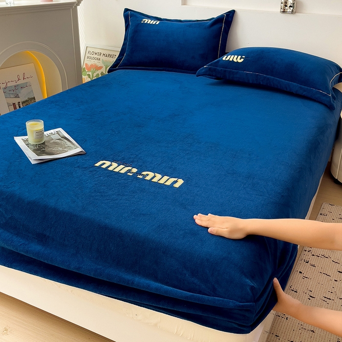 91家纺网 家纺一手货源 找家纺 言熙居 2024新款牛奶绒刺绣纯色360度全包床笠三件套 喵喵-深蓝