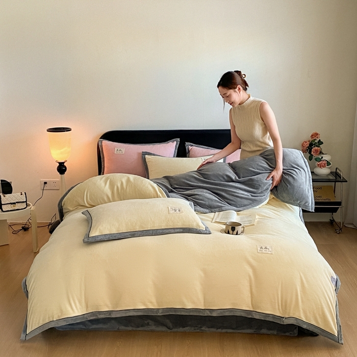 91家纺网 家纺一手货源 找家纺 澳梵家居 2024新款牛奶绒包边嵌绳款双拼四件套 嫩黄拼星际灰