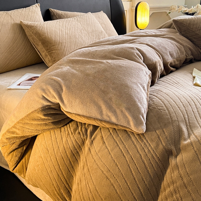 91家纺网 家纺一手货源 找家纺 2024新款立体浮雕保暖加厚牛奶绒四件套 似水流年