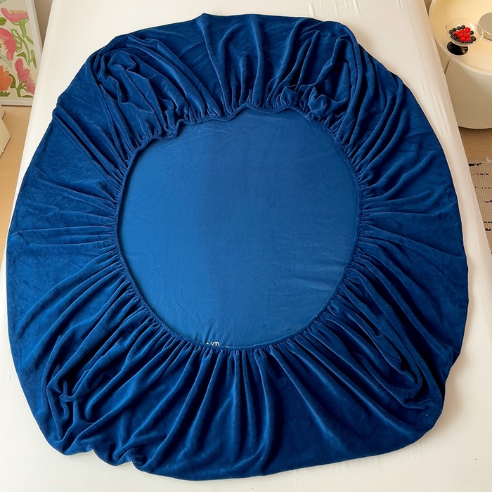 91家纺网 家纺一手货源 找家纺 言熙居 2024新款牛奶绒刺绣纯色360度全包床笠三件套 喵喵-深蓝