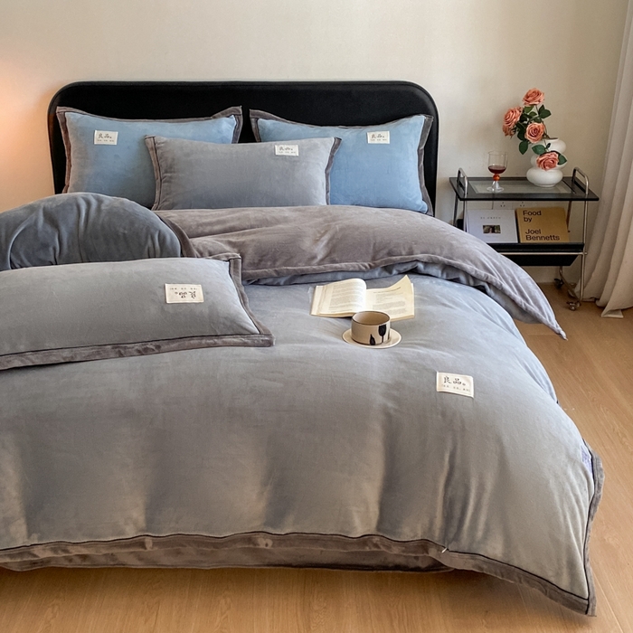 91家纺网 家纺一手货源 找家纺 澳梵家居 2024新款牛奶绒包边嵌绳款双拼四件套 星际灰拼古典灰